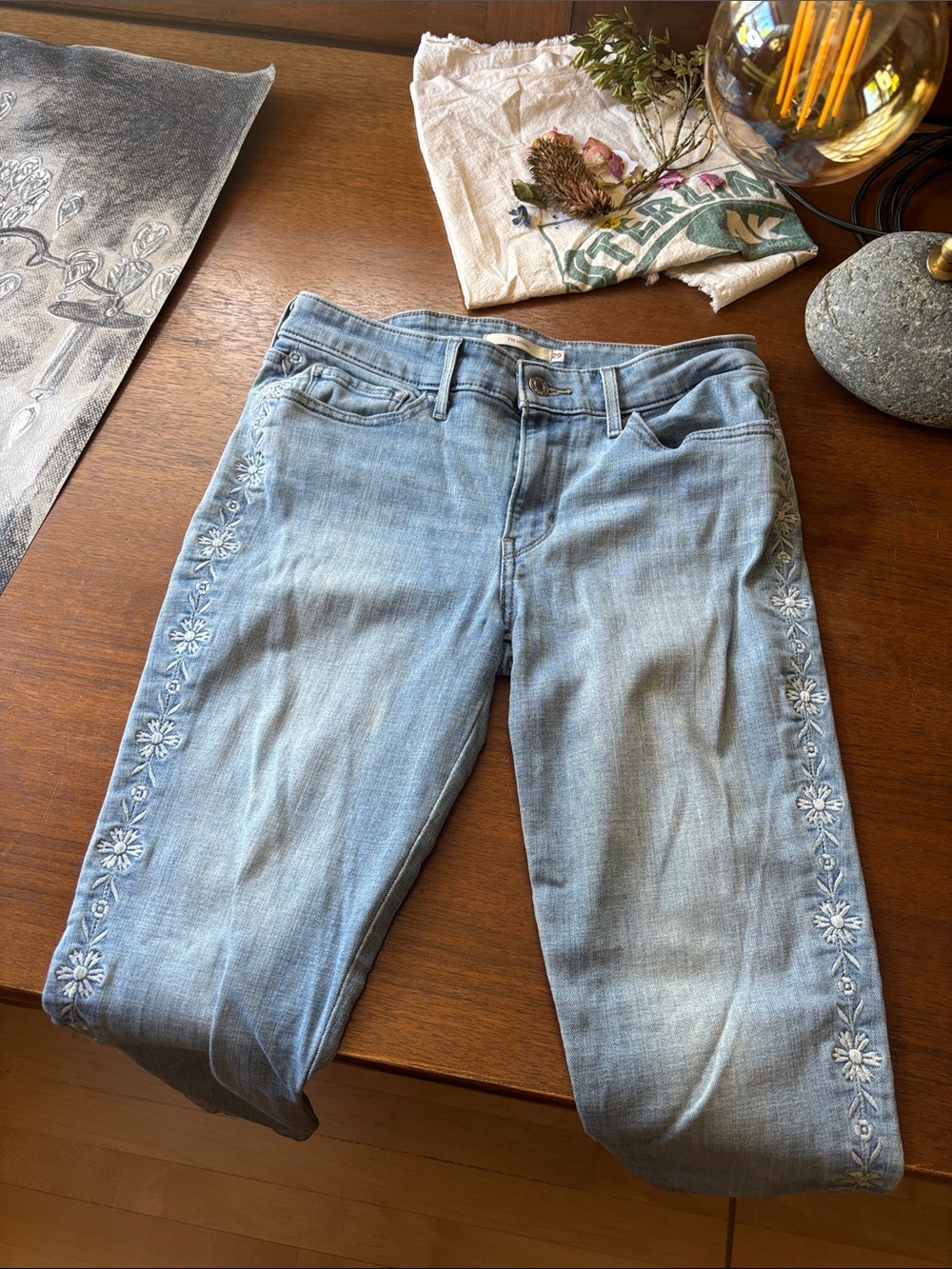 Levi Strauss 711 Skinny with embroidered flowers